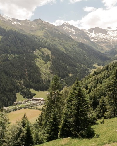 Vista dalla montagna verso l'Hotel Feuerstein in estate
