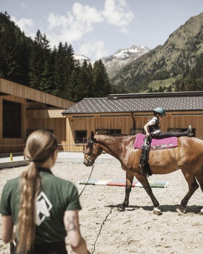 Allieva di equitazione si esercita sul cavallo