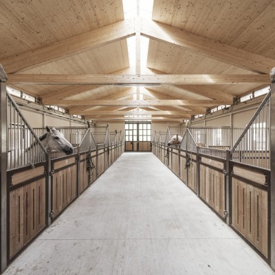 Reitstall mit verschiedenen Boxen