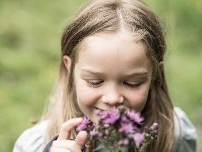 Una ragazza annusa i fiori