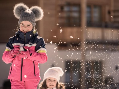 2 ragazze in abiti invernali giocano nella neve