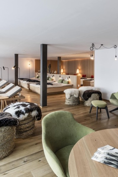 Spazio con sedie a sdraio e poltrone in un'atmosfera rilassante