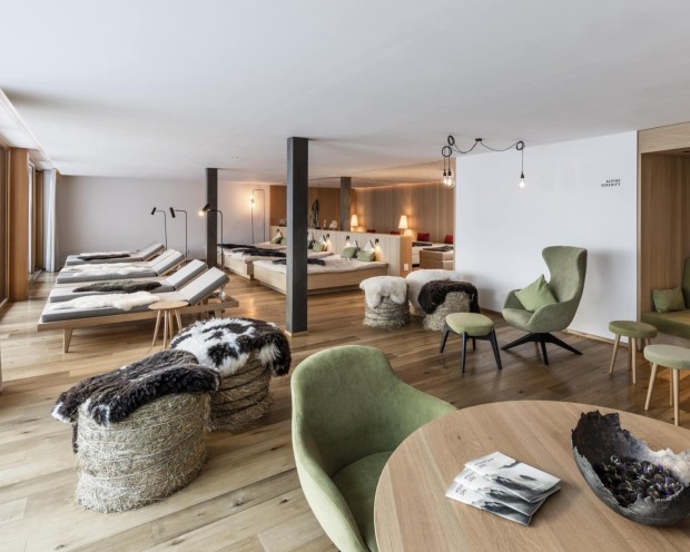 Spazio con sedie a sdraio e poltrone in un'atmosfera rilassante