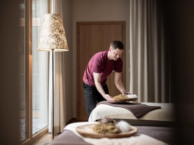 Il massaggiatore prepara il lettino