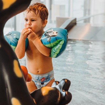 Un bambino gioca nella piscina per bambini dell'area SPA