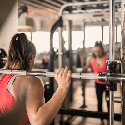 Una donna si allena nella palestra dell'hotel