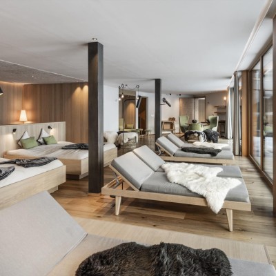 Sala relax con numerosi lettini e possibilità di sdraiarsi in tutta tranquillità