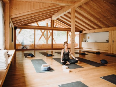 Una donna fa esercizi di meditazione nella sala yoga