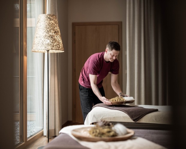 Dipendente della spa che prepara il lettino nel centro benessere del Feuerstein.