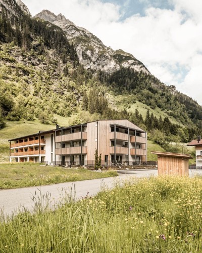 Edificio per i dipendenti del Feuerstein nella valle con montagne sullo sfondo