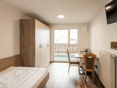 Camera per i dipendenti del Feuerstein con letto singolo, scrivania e balcone