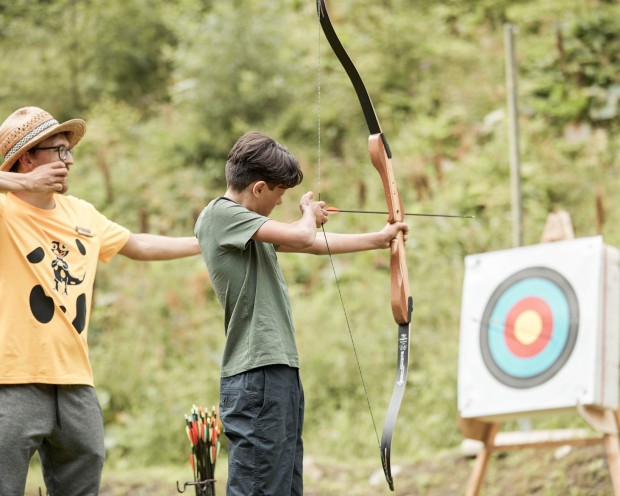 Due persone praticano il tiro con l’arco davanti a un bersaglio al Feuerstein.