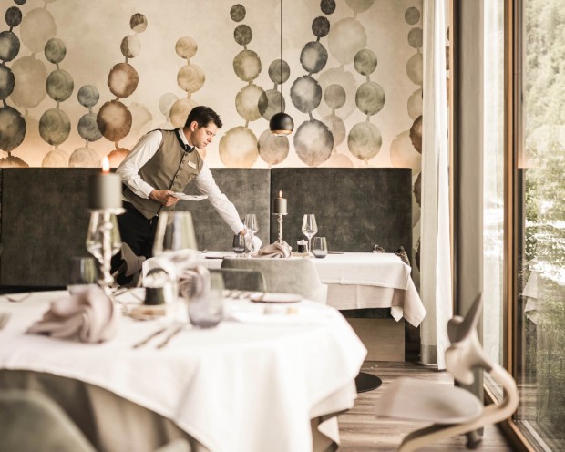 Addetto al servizio nel ristorante