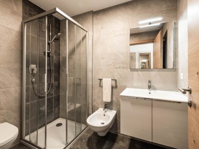 Bagno con doccia nella casa per i dipendenti del Feuerstein