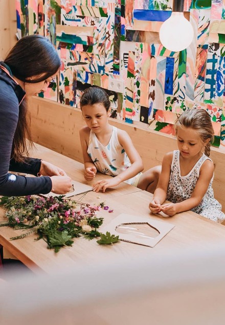 Betreuerin bastelt mit Kindern