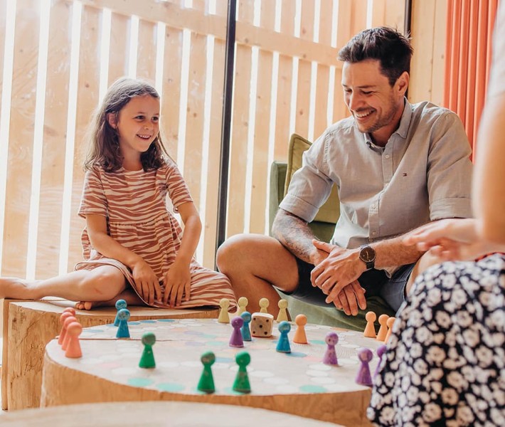 Un bambino gioca a un gioco da tavolo con il padre