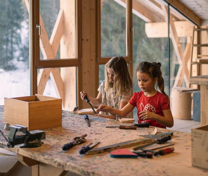 Bambini lavorano nella falegnameria