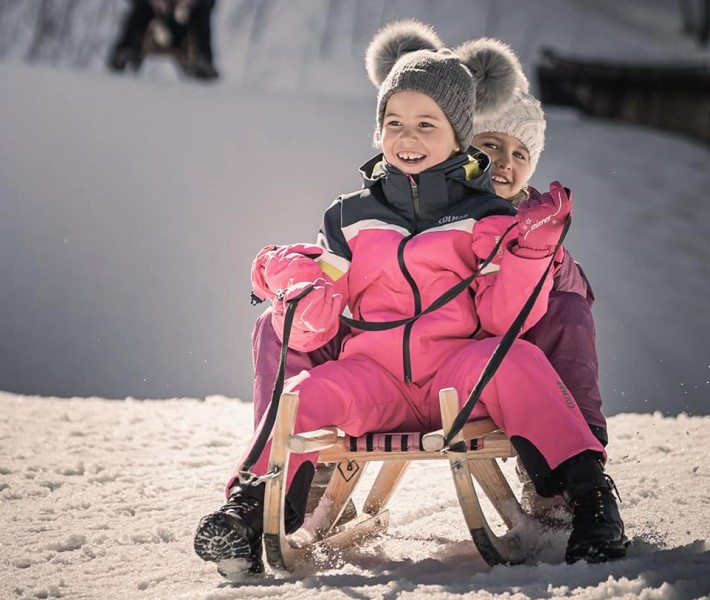 2 bambini che slittano