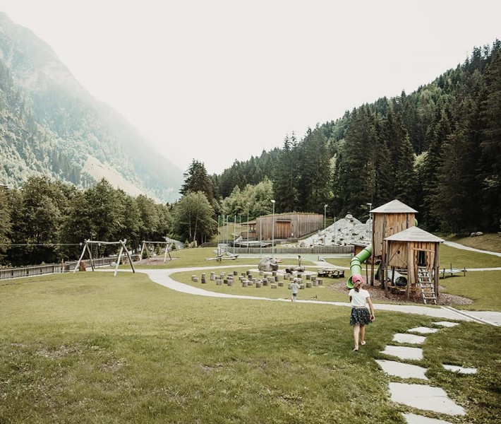 Parco giochi per bambini con grandi aree verdi