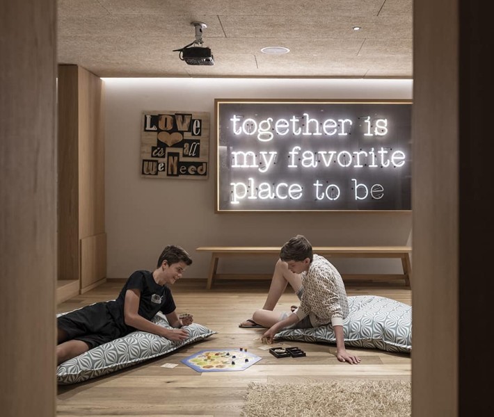 Due adolescenti nella Teenie Room giocano a Catan