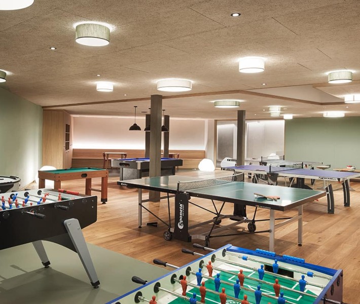 Sala con tavolo da ping pong e altre possibilità di intrattenimento