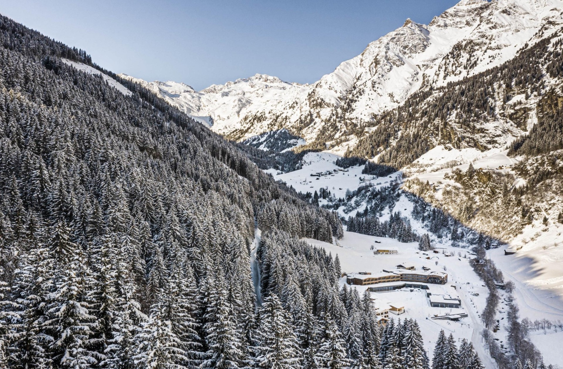 Pflerschtal in Schnee bedeckt und mit dem Feuerstein am Ende des Tales