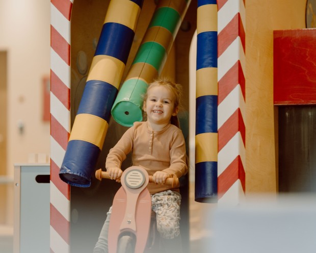Un'area giochi progettata con cura, con caldi elementi in legno e decorazioni a misura di bambino.