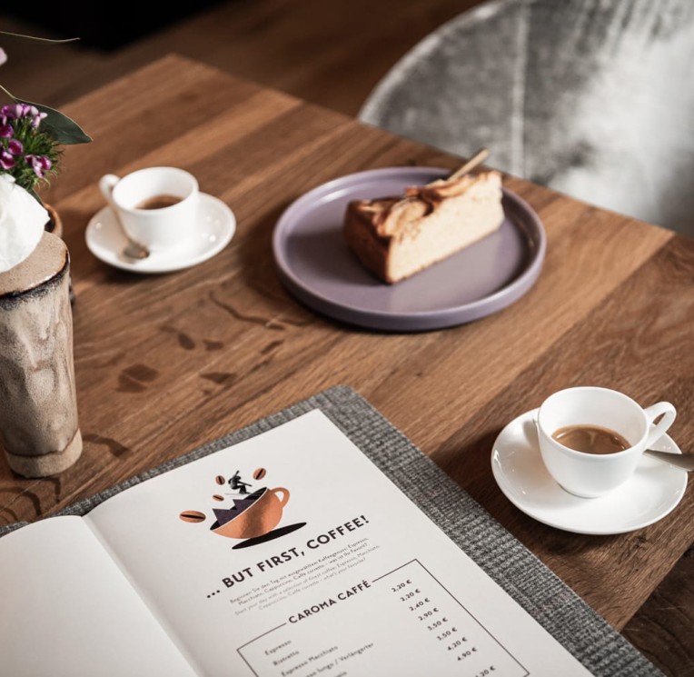 Colazione LaMonte con menu a buffet sul tavolo