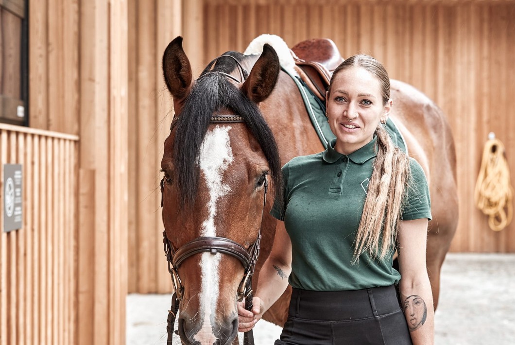 L'istruttrice di equitazione al maneggio del Family Hotel Feuerstein in Alto Adige