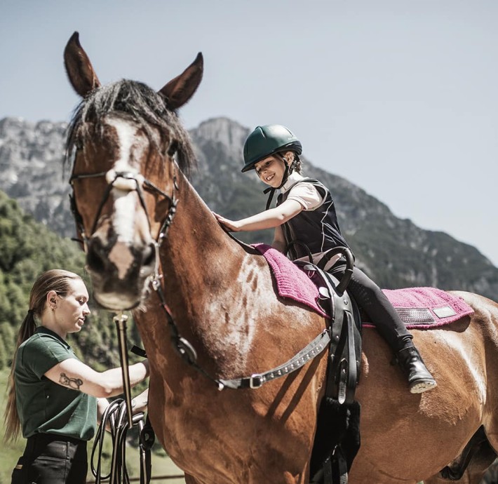 Reitstunden auf dem Reiterhof des Familienhotel Feuerstein in Südtirol