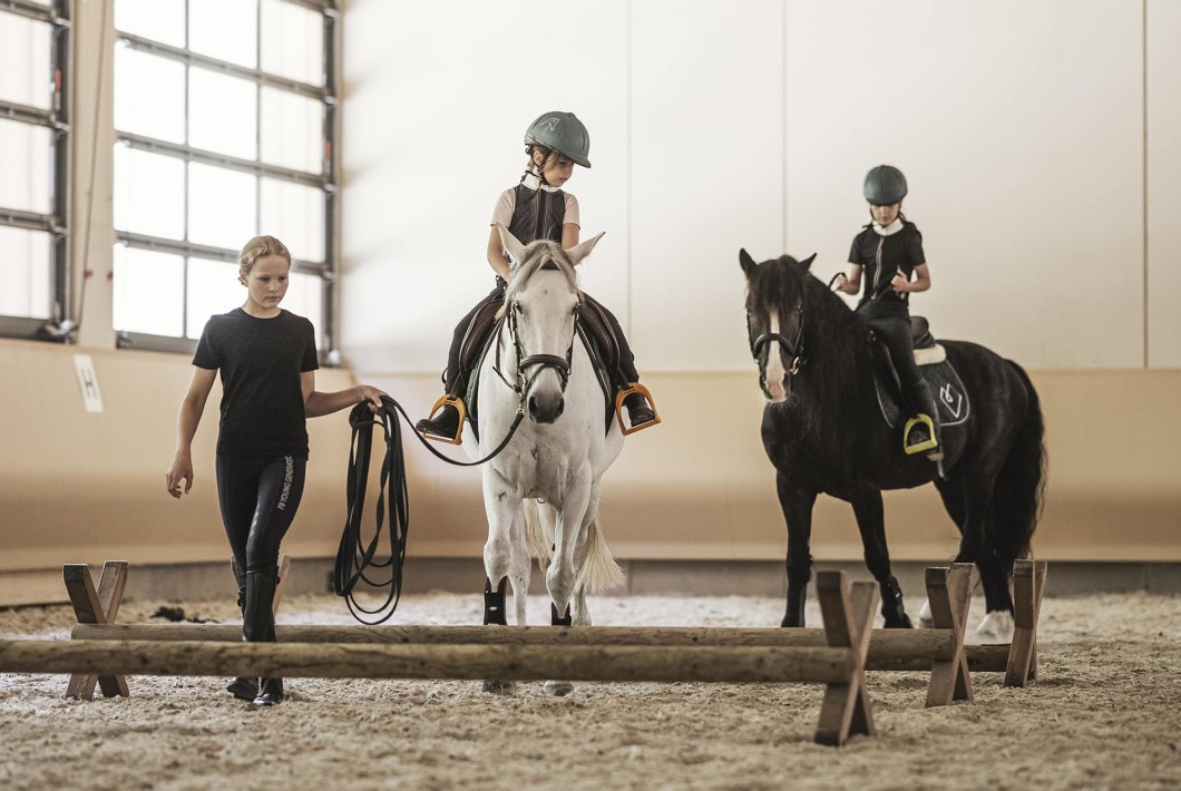 Lezioni di equitazione durante le vostre vacanze a cavallo al Feuerstein, il nostro hotel con maneggio e spa in Alto Adige