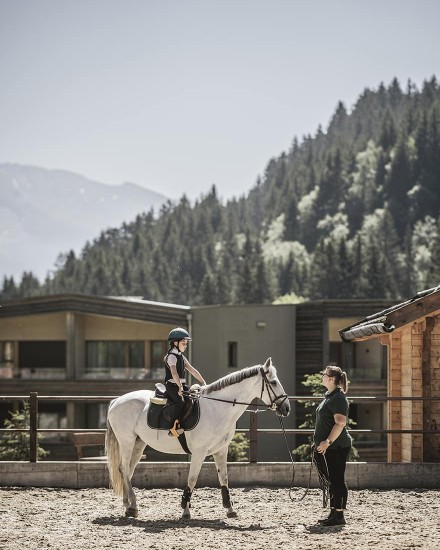 Vacanze a cavallo al Feuerstein, il nostro hotel con maneggio e spa in Alto Adige