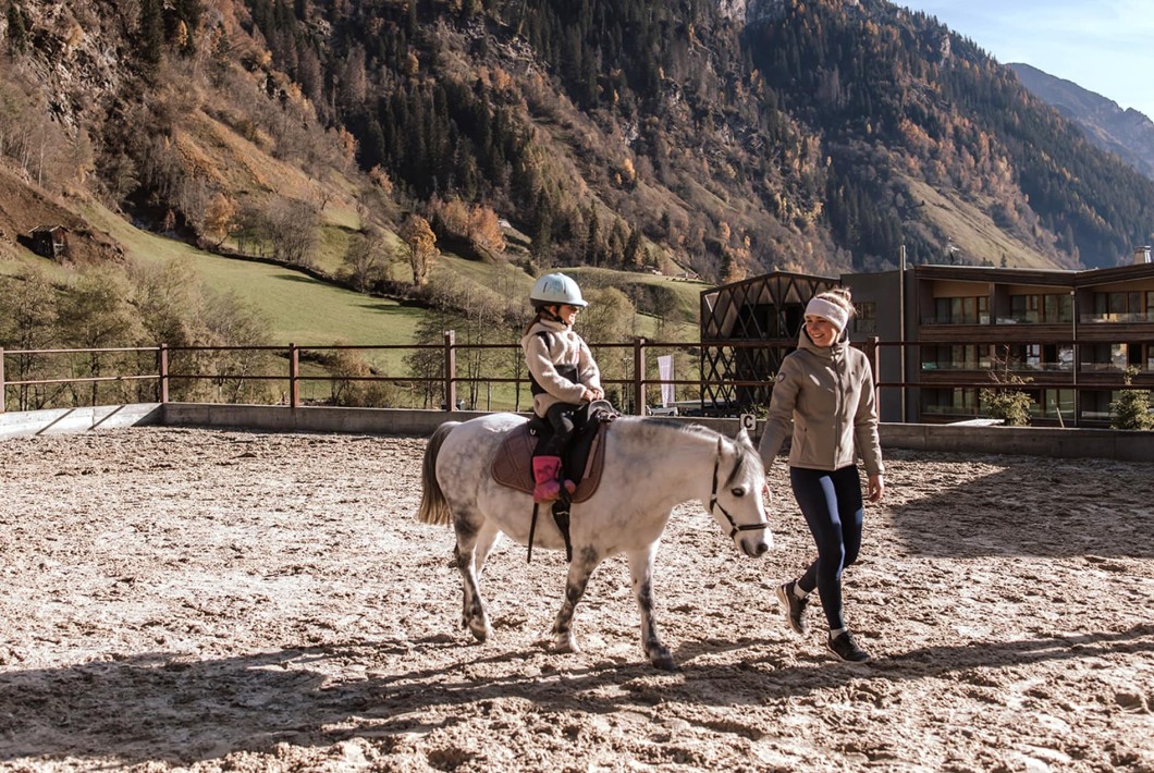 Passeggiate sui pony durante le vostre vacanze a cavallo al Feuerstein, il nostro hotel con maneggio e spa in Alto Adige