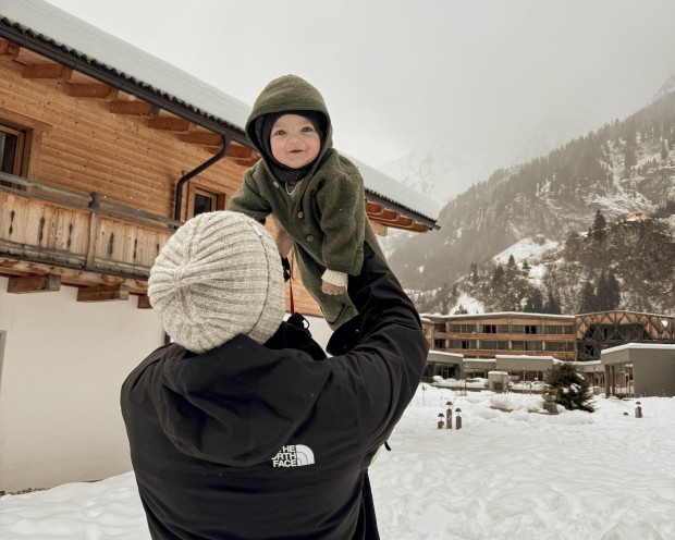 Kleines Baby wird von vater hoch in die Luft gehalten