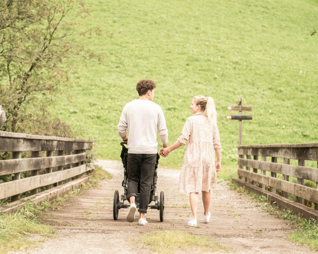 Paar geht im Sommer spazieren