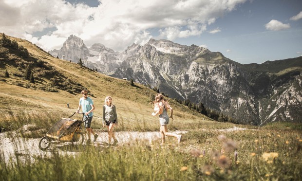Vacanze estive al family hotel Feuerstein: passeggiata con i bambini tra le montagne