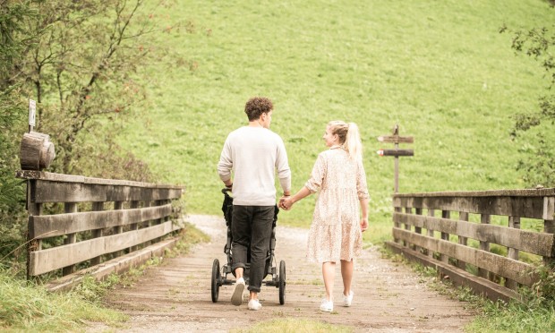 Una famiglia passeggia lungo il ruscello del Feuerstein Resort.