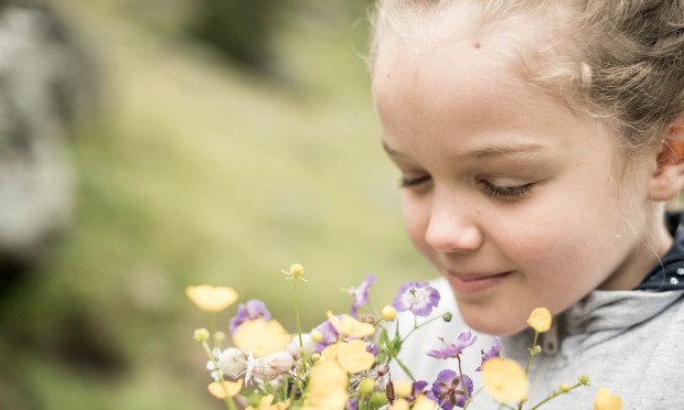 Una ragazza annusa i fiori
