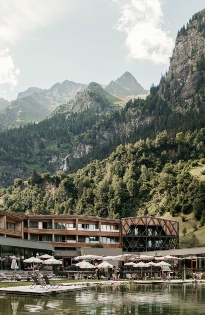 Außenbereich Foto von Feuerstein mit See und im Hintergrund Berge