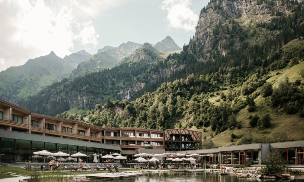 Foto dell'area esterna di Feuerstein con lago e montagne sullo sfondo