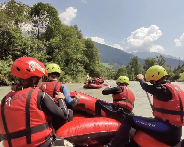 Ragazzi praticano rafting sul fiume Isarco