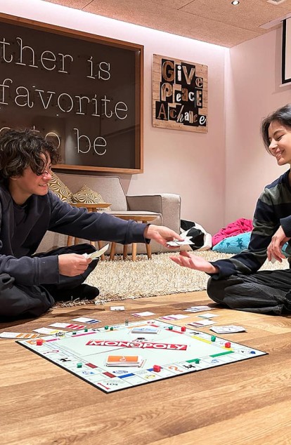 Due adolescenti giocano a un gioco da tavolo nella sala Teenie