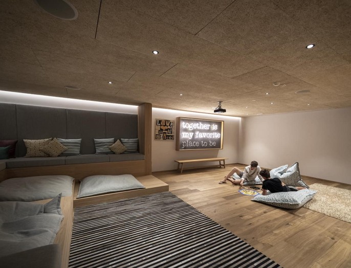 Ampio Teenie Room con divani e spazio per rilassarsi