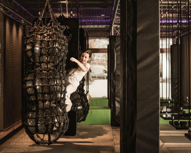 Percorso Ninja Warrior indoor con rete e ostacoli sospesi