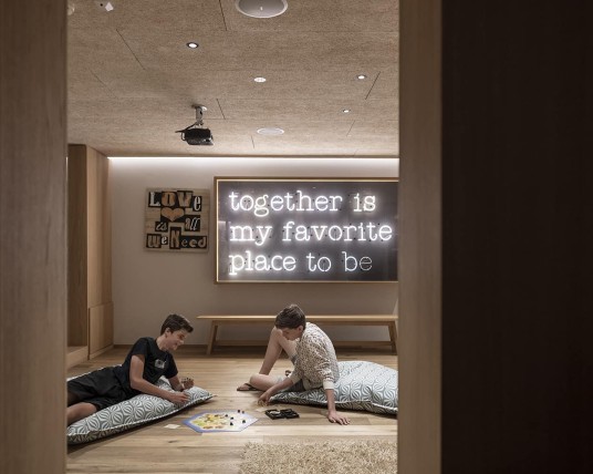 Due adolescenti si rilassano nella sala Teenie