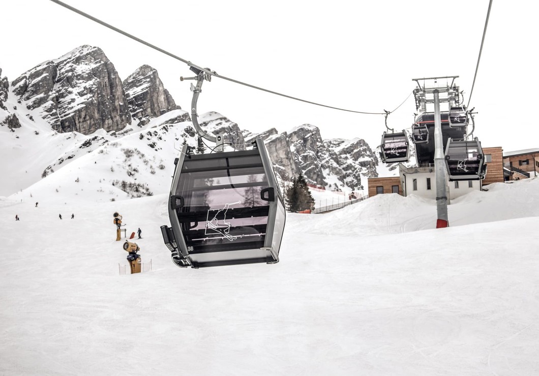 Cable car near the Feuerstein family hotel, the ideal place for a family holiday in the mountains
