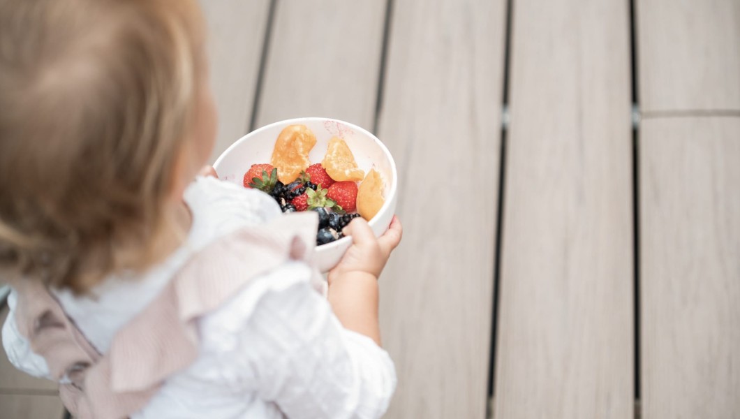 Bambino piccolo con una ciotola di frutta