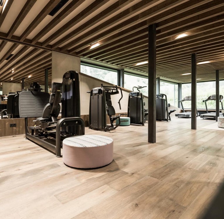 La grande e luminosa sala fitness dell'Hotel Feuerstein in Alto Adige, specializzato in yoga