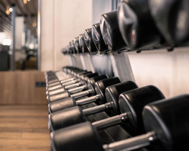 Uno sguardo alla palestra perfettamente attrezzata dello Yoga Hotel Feuerstein in Alto Adige