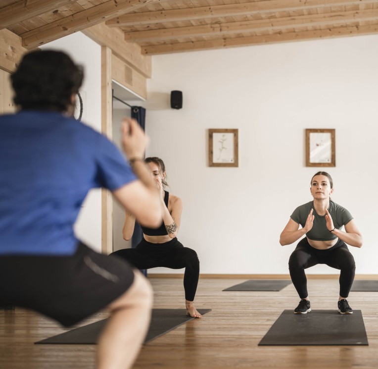 2 donne fanno squat con l'allenatore